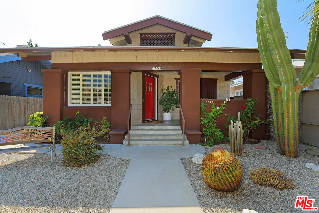 Property Photo: 1231 Seward St CA 90038
