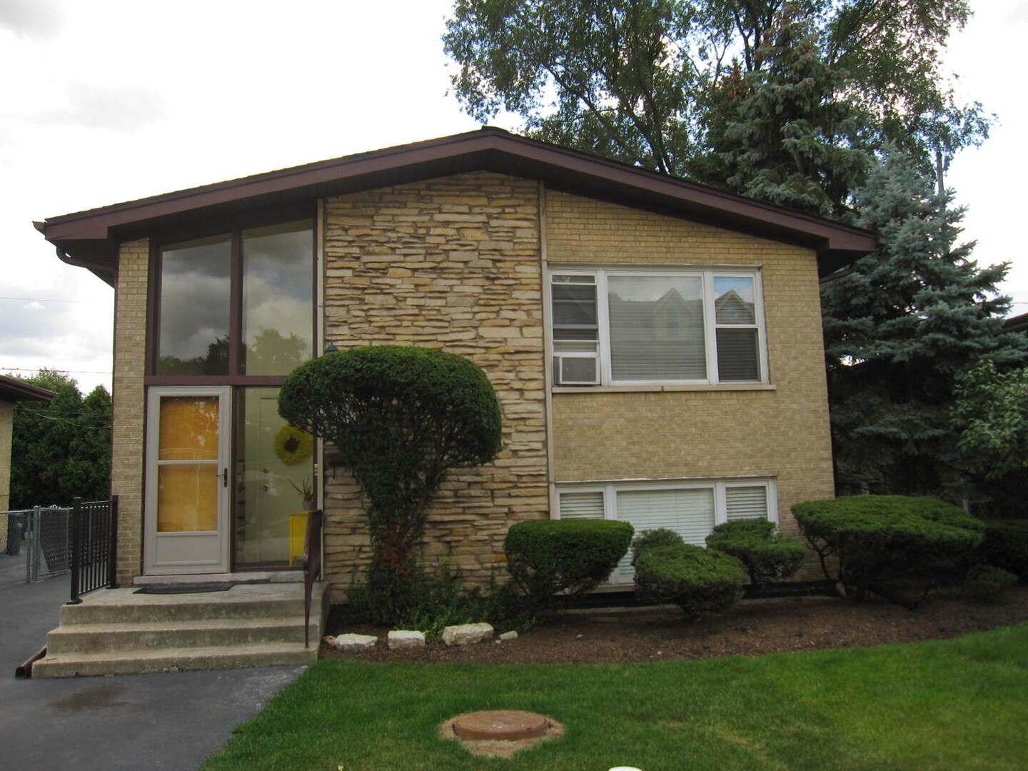 Property Photo: 255 E Burlington Street 2 IL 60546