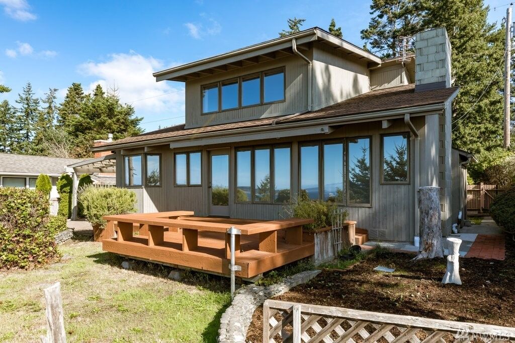 Property Photo:  1314 Farragut Dr  WA 98239 