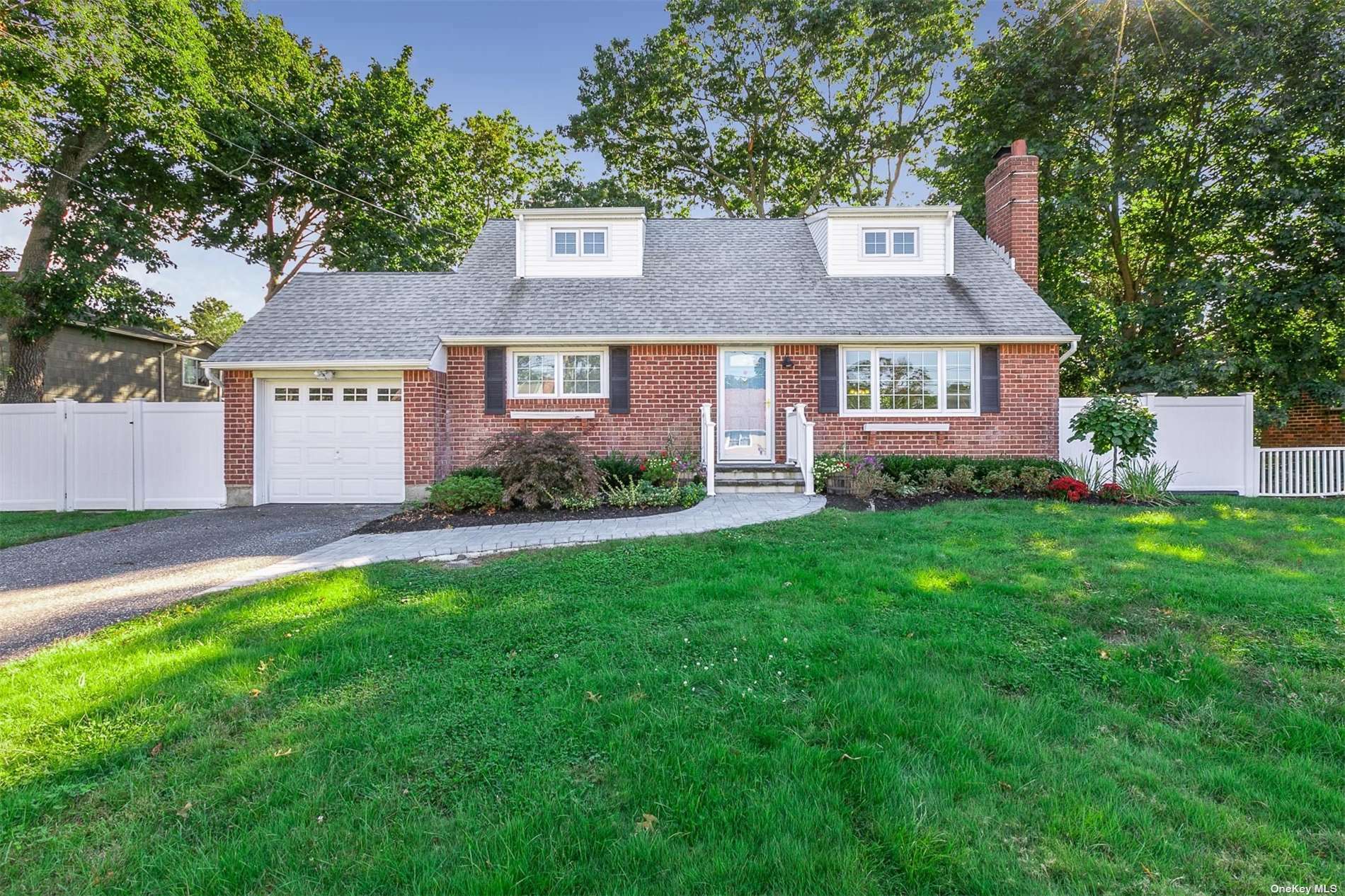 Property Photo:  8 Estates Lane  NY 11786 