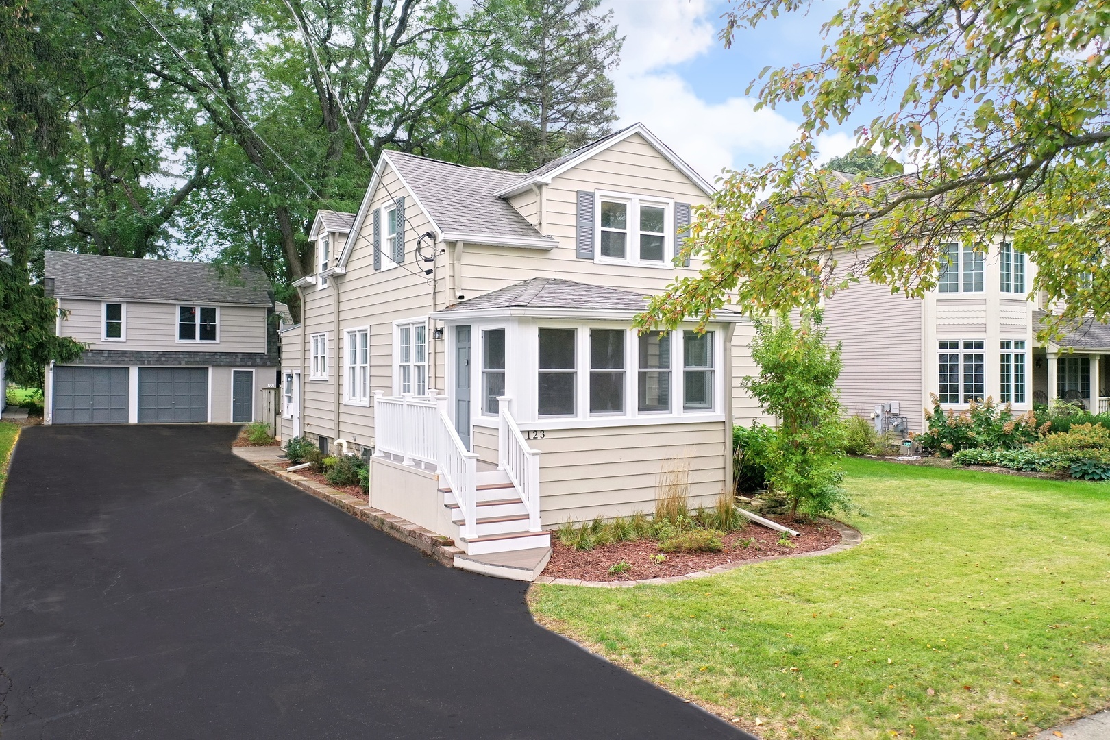 Property Photo: 123 W Robertson Street IL 60067