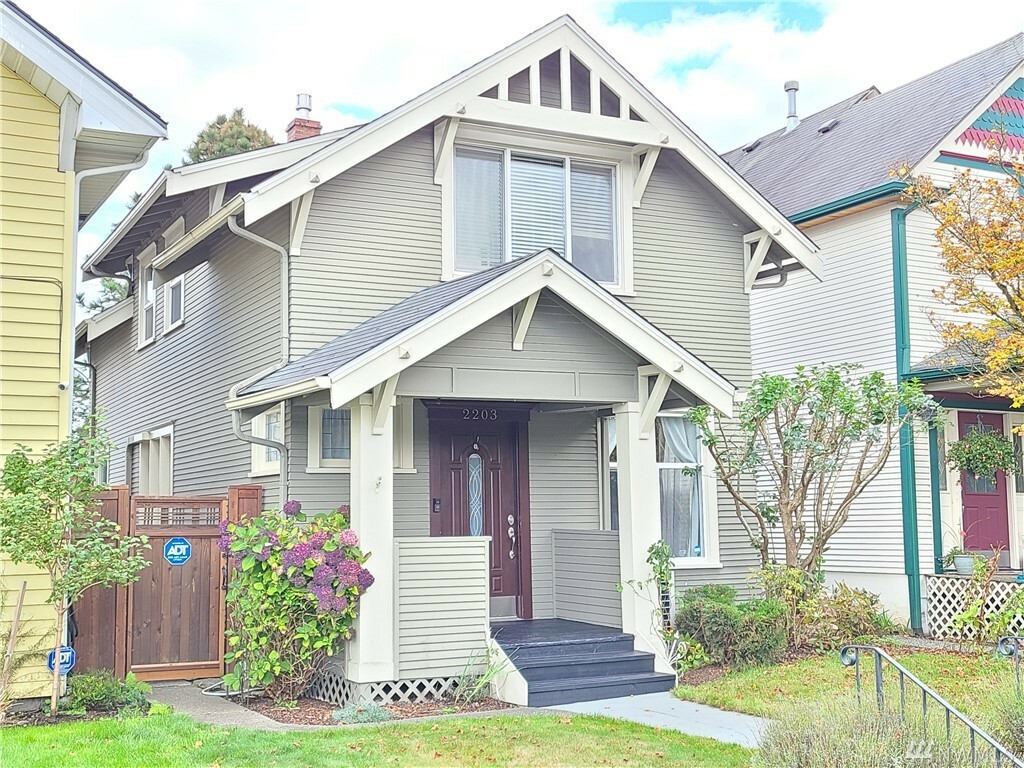 Property Photo:  2203 Rockefeller Ave  WA 98201 