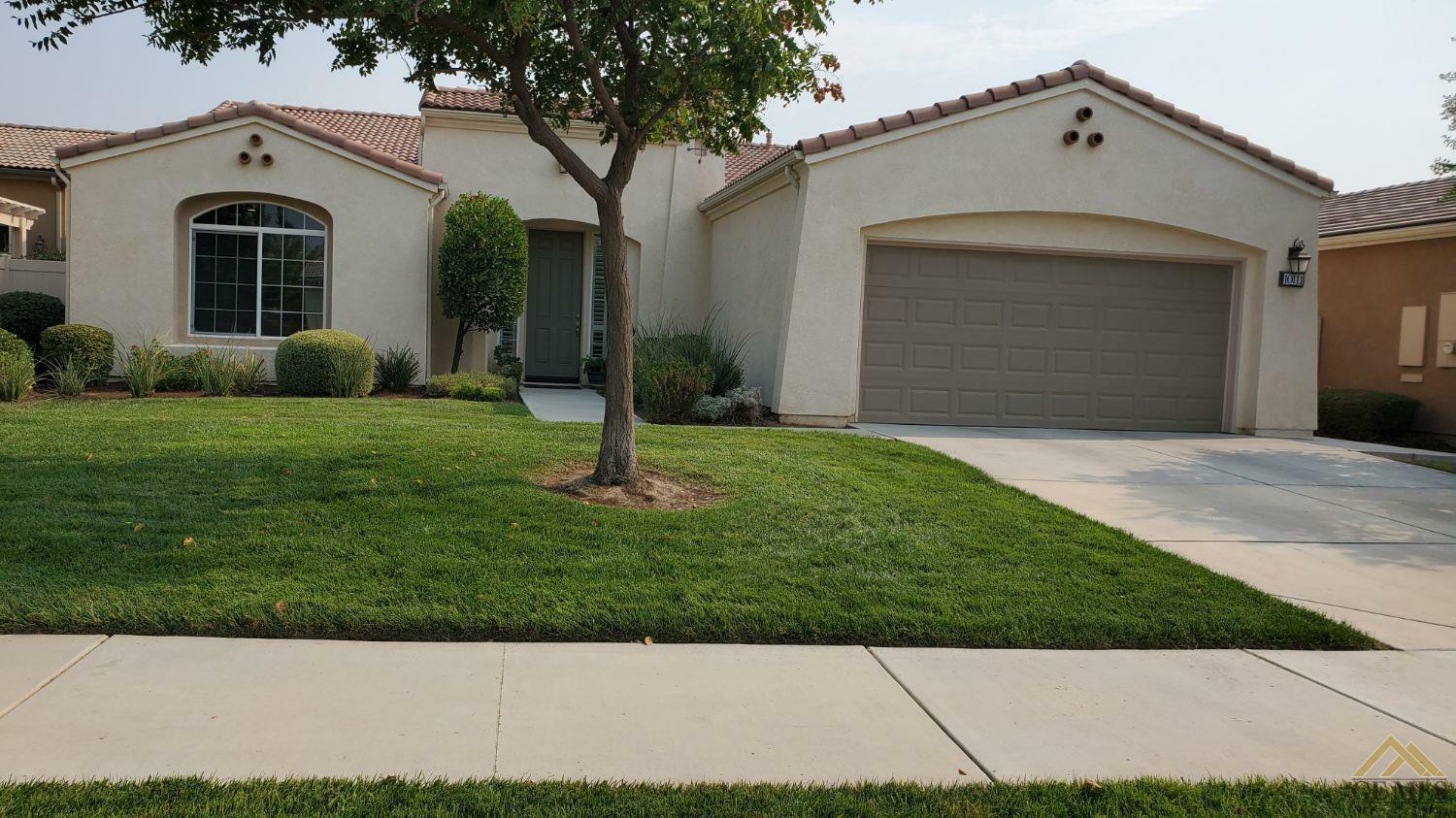 10111 Vale Royale Drive  Bakersfield CA 93306 photo