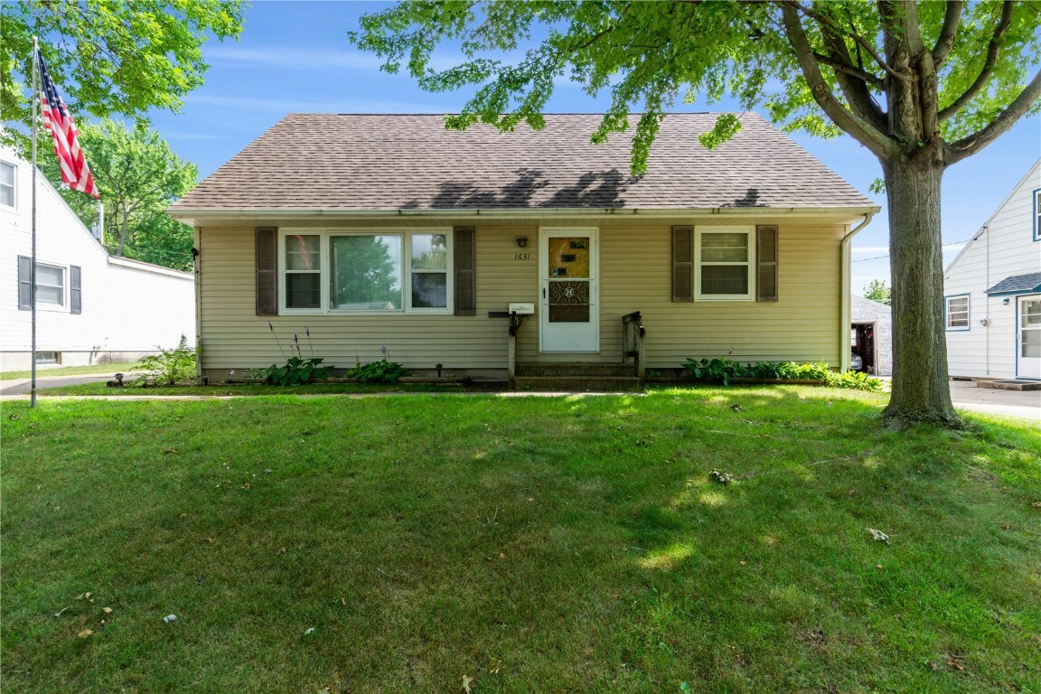 Property Photo: 1631 Texas Ave IA 52402