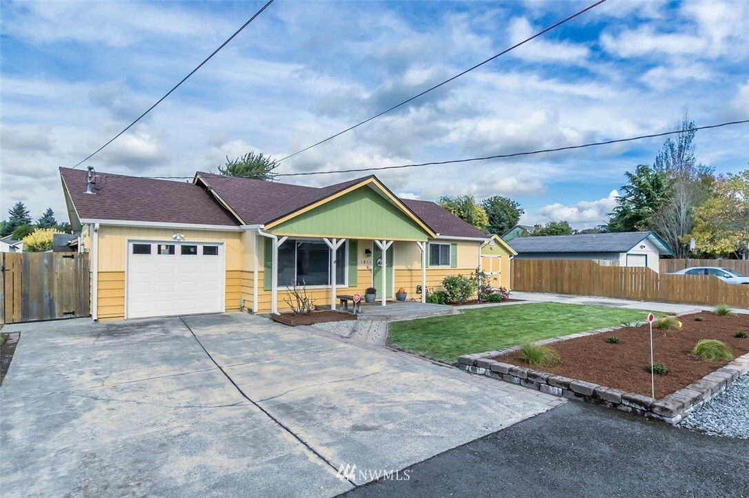 Property Photo:  1811 12 Avenue NW  WA 98371 