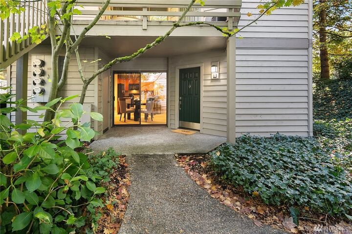 Property Photo: 1256 Bellevue Wy NE 3 WA 98004