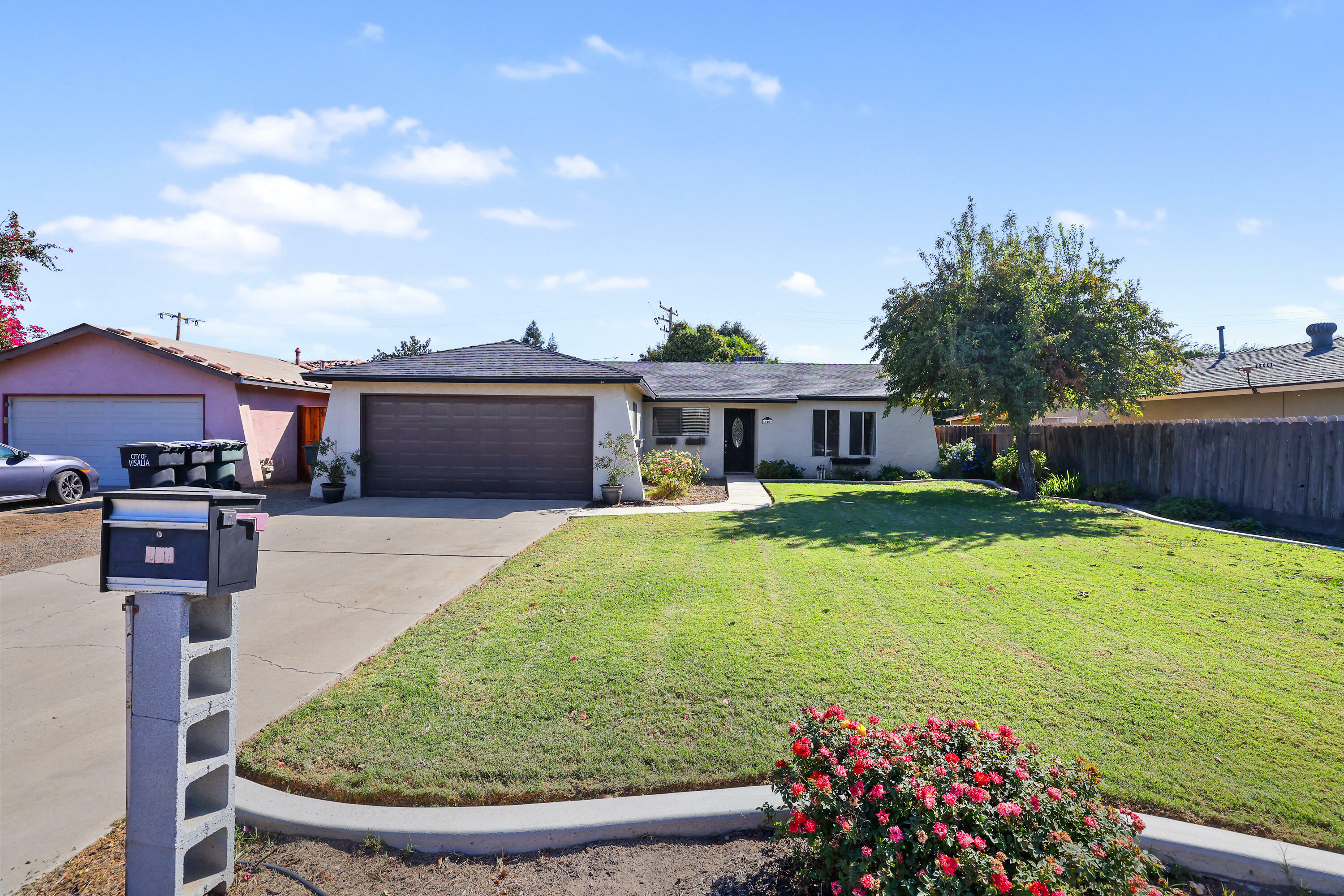 Property Photo:  940 S County Center Drive  CA 93277 