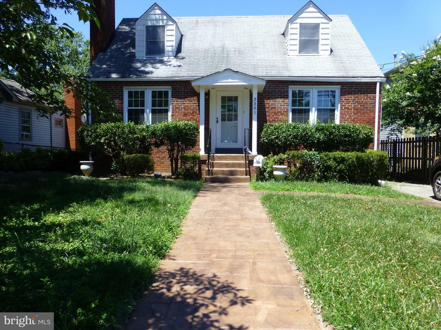 Property Photo: 5301 N Carlin Springs Road VA 22203
