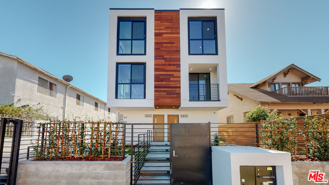 Property Photo:  3202 1/2 W 16th Pl 1/2  CA 90019