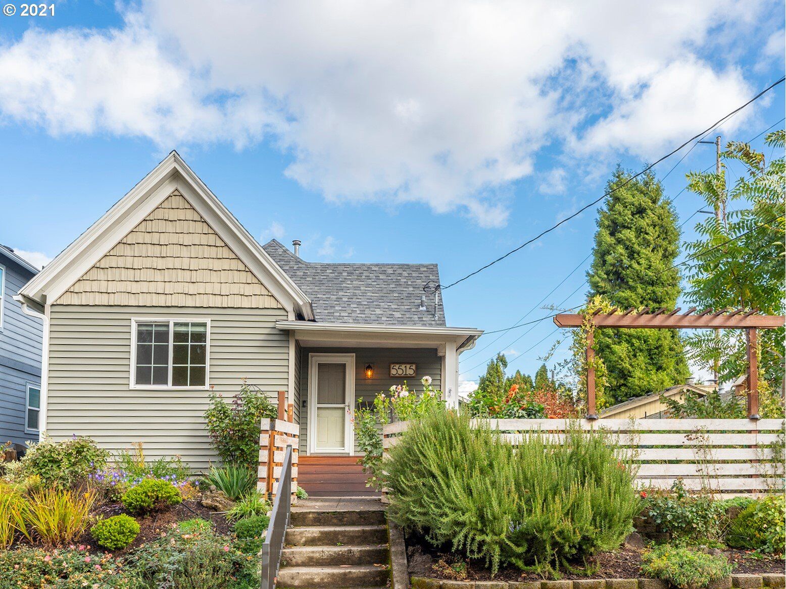 Property Photo:  5515 N Bowdoin St  OR 97203 