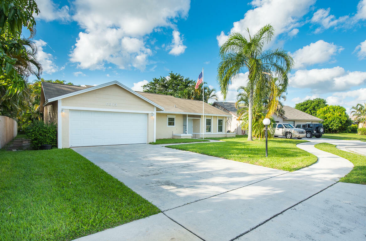 Property Photo:  5323 Eden Lake Court  FL 33467 