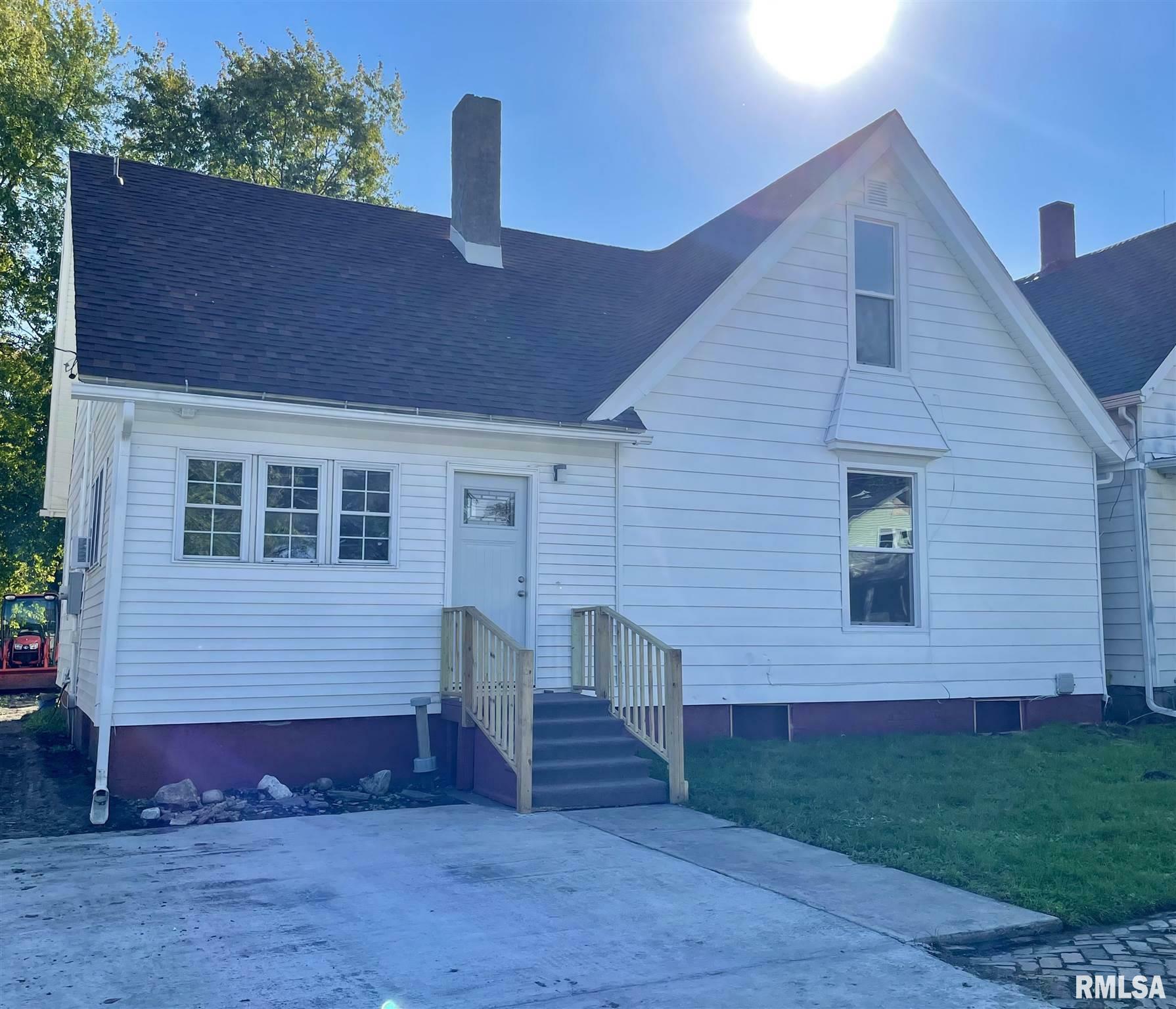 Property Photo:  1032 E South  IL 61401 