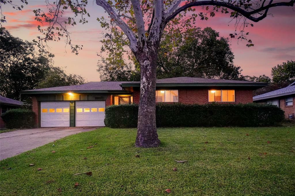 Property Photo: 820 Holiday Drive TX 75090