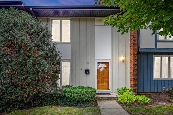 9 Tuileries Place  Elgin IL 60123 photo