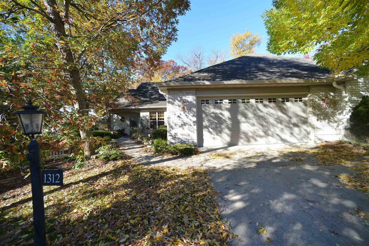 Property Photo:  1312 Woodgrove Way  WI 53590 