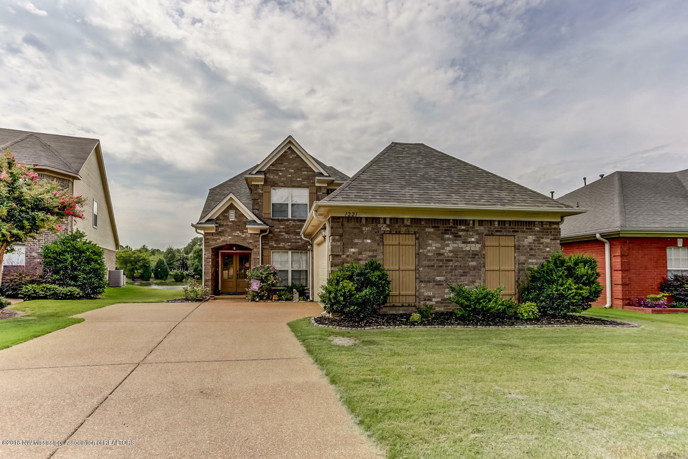 Property Photo: 1221 E Cross Creek Drive MS 38632