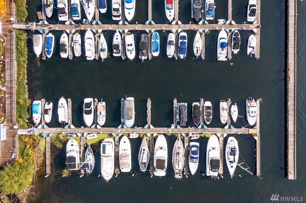 Property Photo: 6155 NE 175th St 524 WA 98028