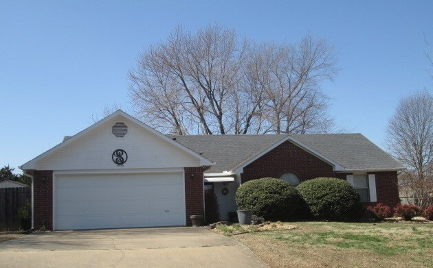 Property Photo:  1806 S 23 Street  AR 72758 