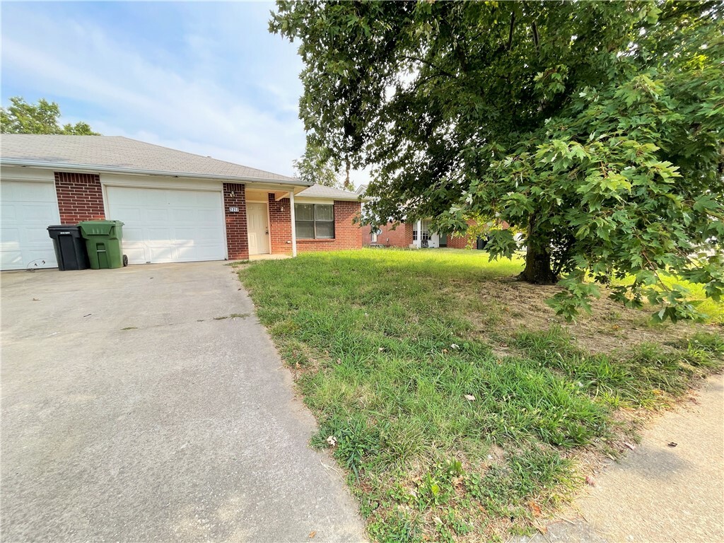 Property Photo:  2217 W Roselawn Street  AR 72756 