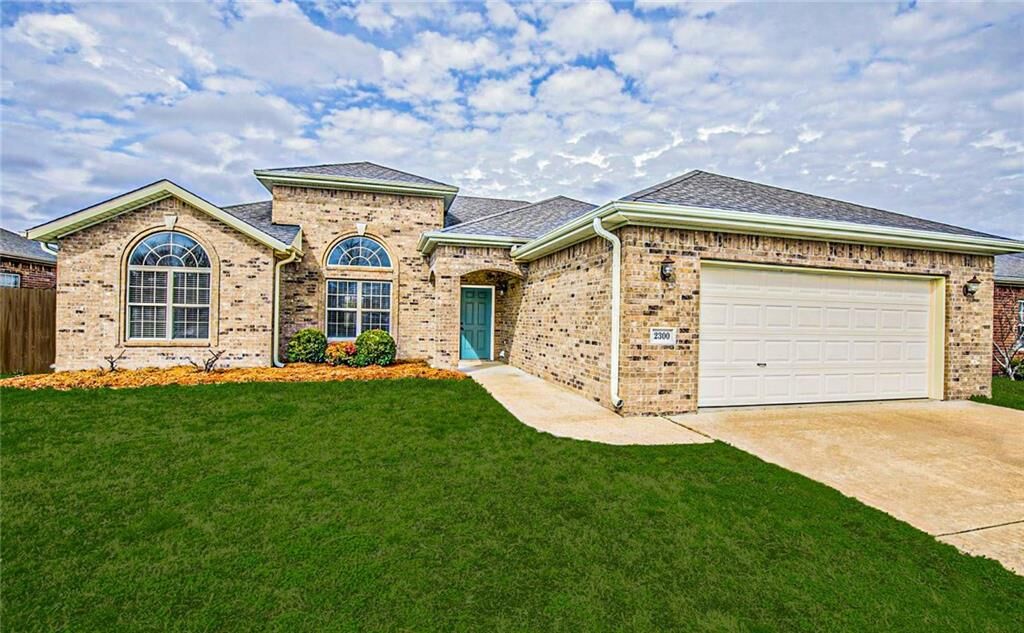 Property Photo:  2300 SW 19th Street  AR 72712 