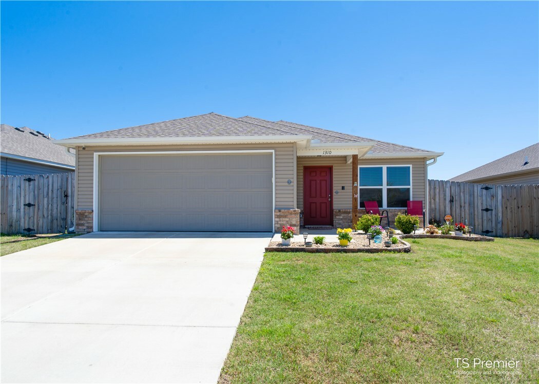 Property Photo:  1310 S Kingfisher Lane  AR 72701 