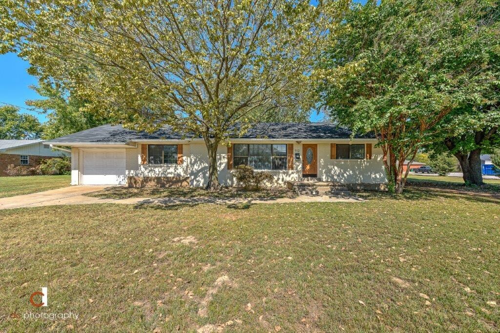 Property Photo:  912 E Huntsville Avenue  AR 72764 