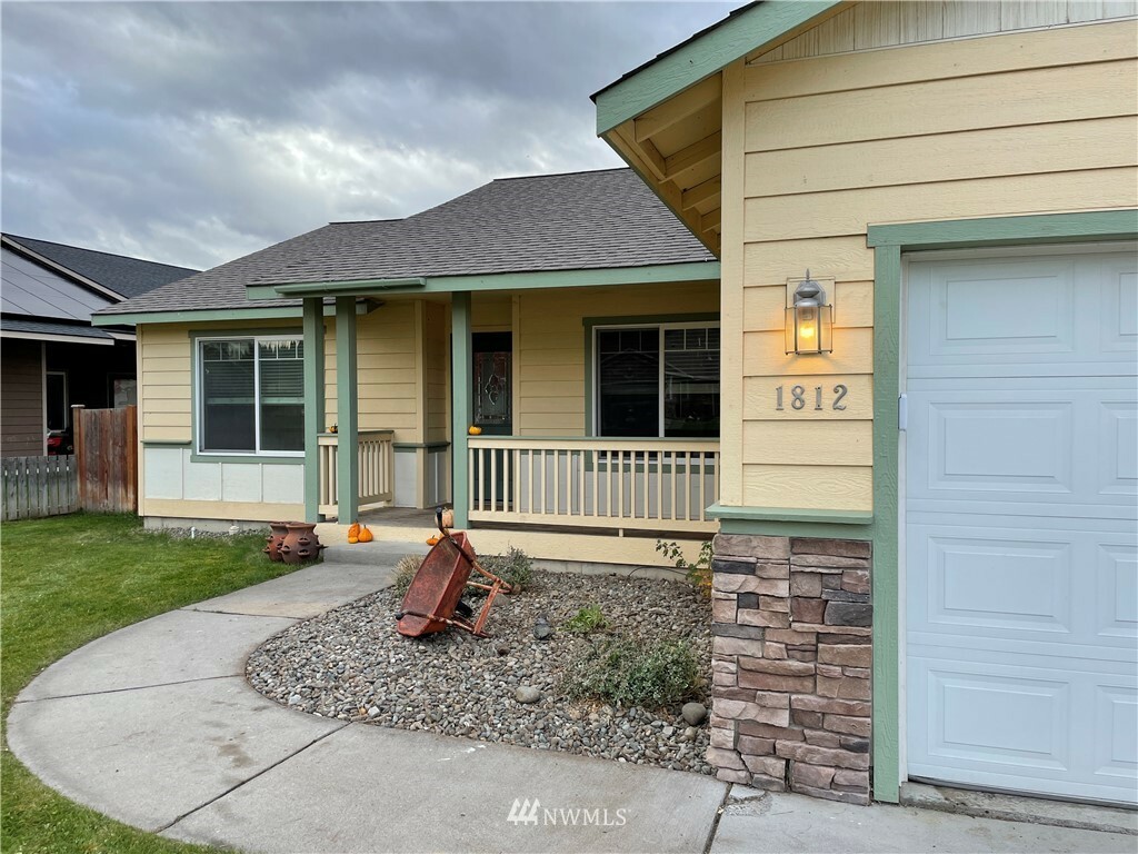 Property Photo:  1812 W Creeksedge Way  WA 98926 