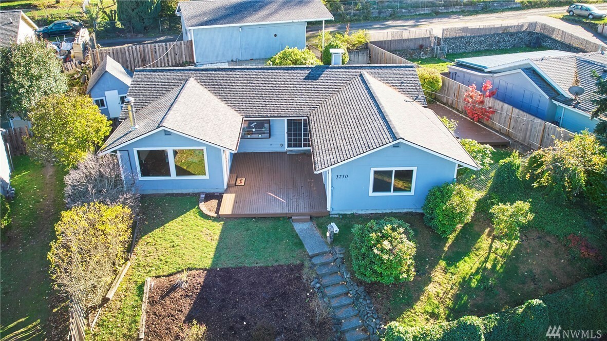 Property Photo:  3250 Wright Ave  WA 98310 