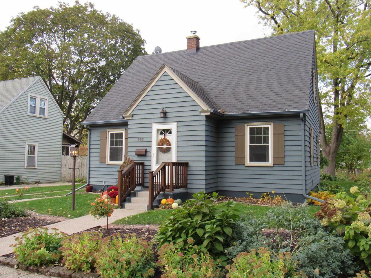 Property Photo:  1009 Eisenhower Ave  WI 53545 