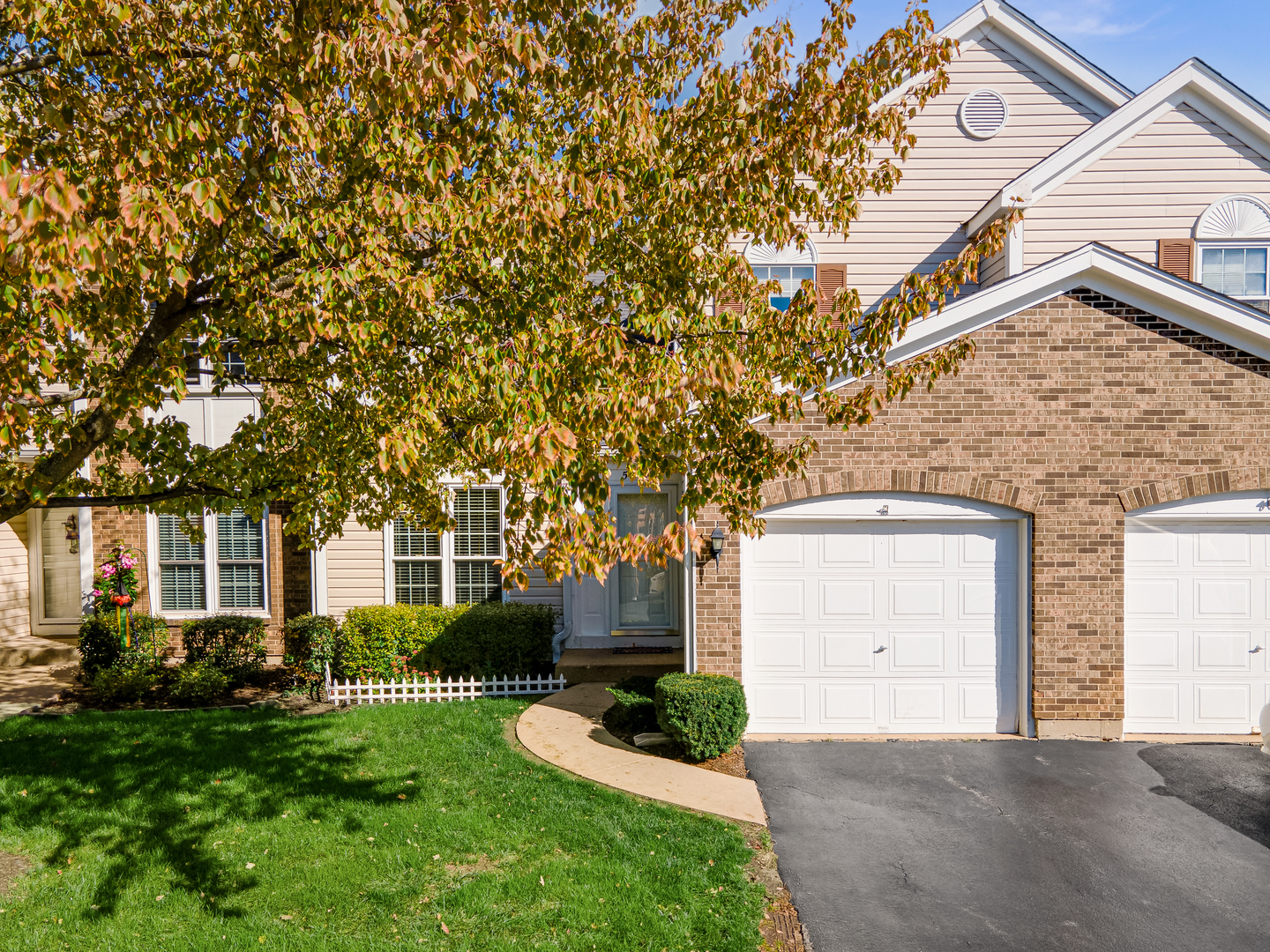 Property Photo: 5676 Delaware Avenue 5676 IL 60031
