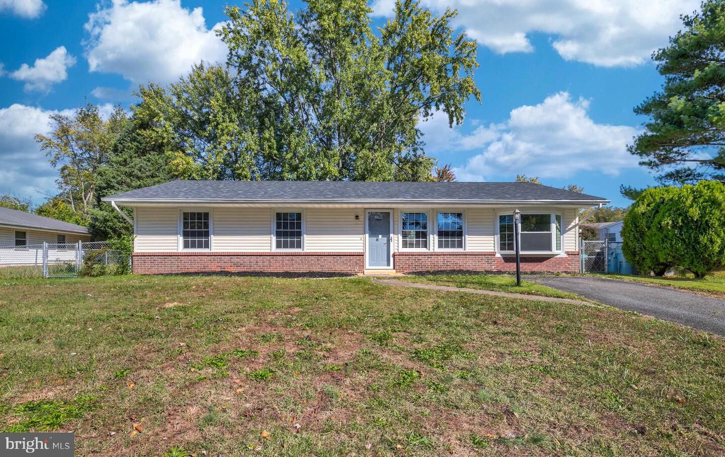 Property Photo: 801 E Dickenson Court VA 20164