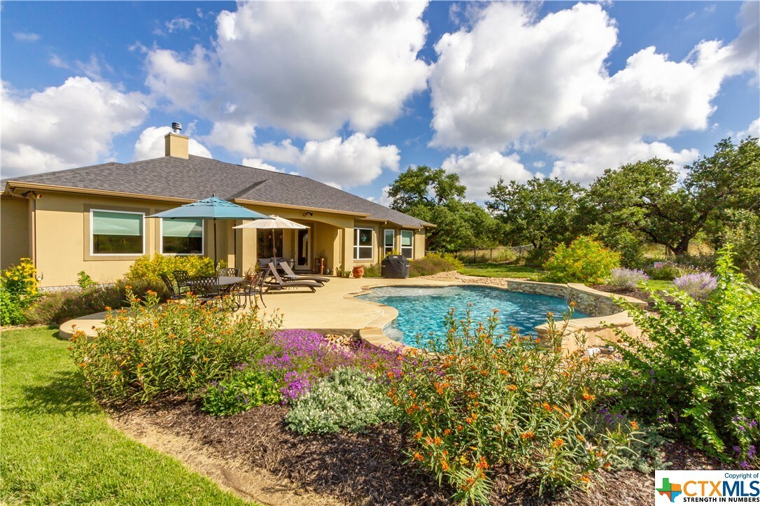 Property Photo: 121 Pond View TX 78070
