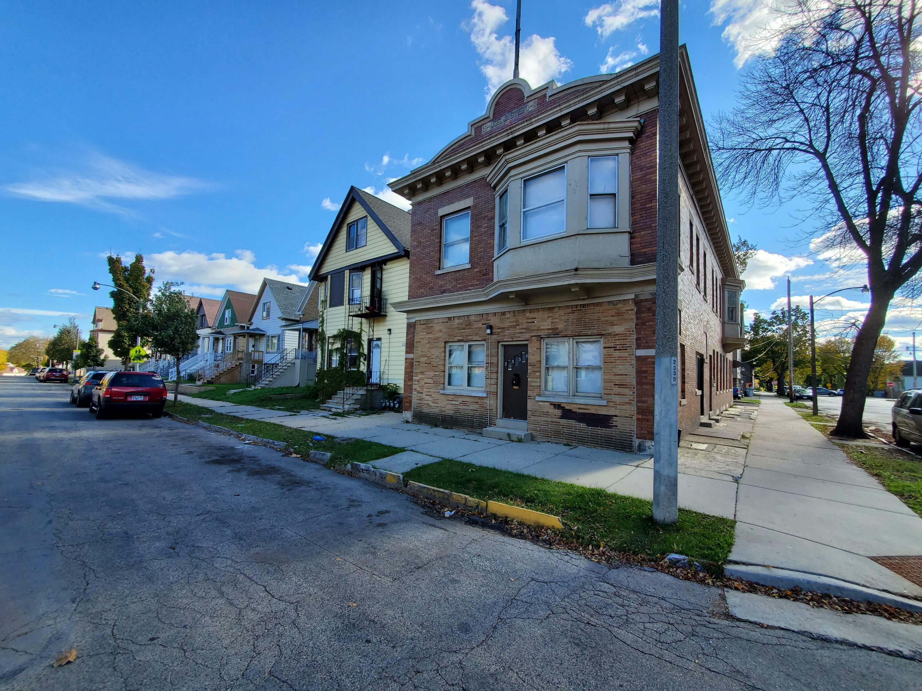 Property Photo:  2335 W Maple St  WI 53204 