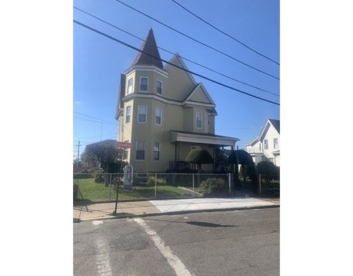 Property Photo: 17 Upland Rd 1 MA 02149