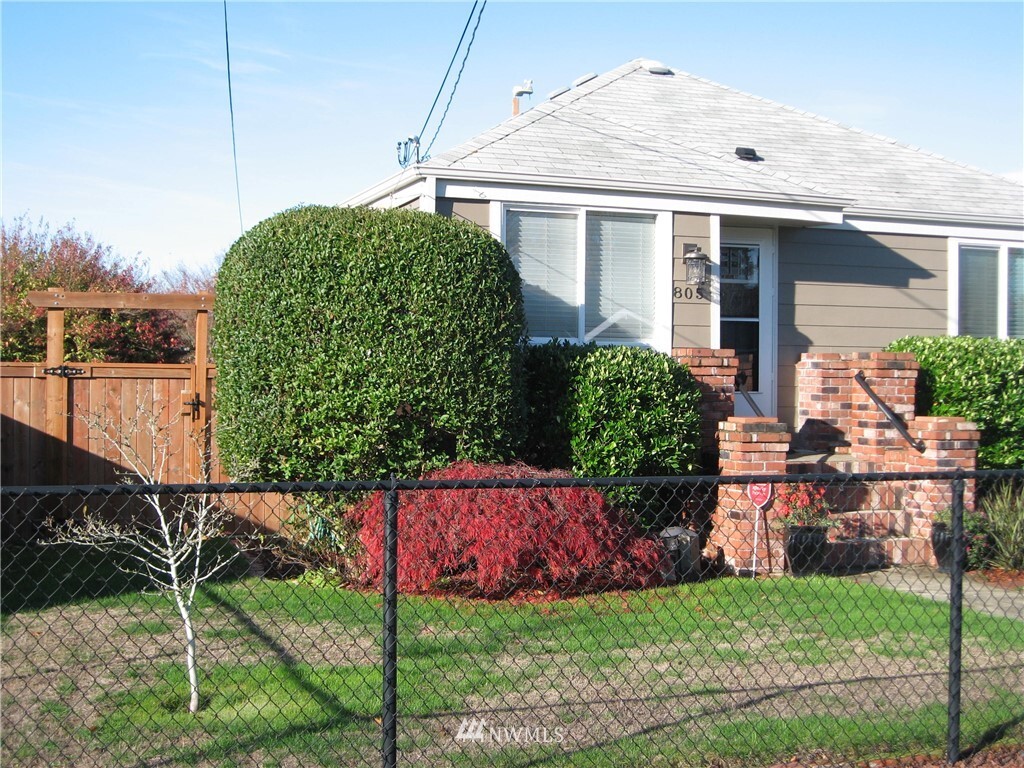 Property Photo:  805 High Avenue S  WA 98057 