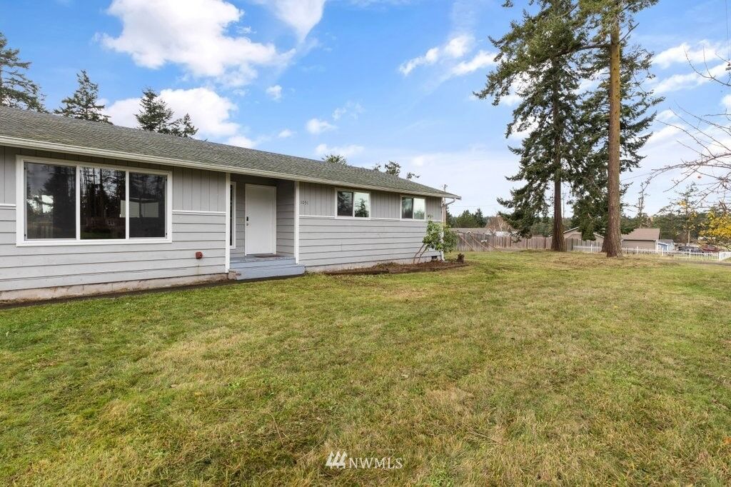 Property Photo:  1051 Sidney Street  WA 98277 