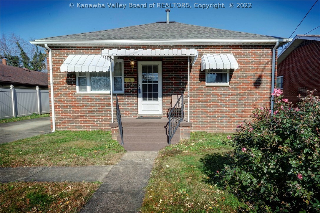 Property Photo: 1131 W 11th Street WV 25143