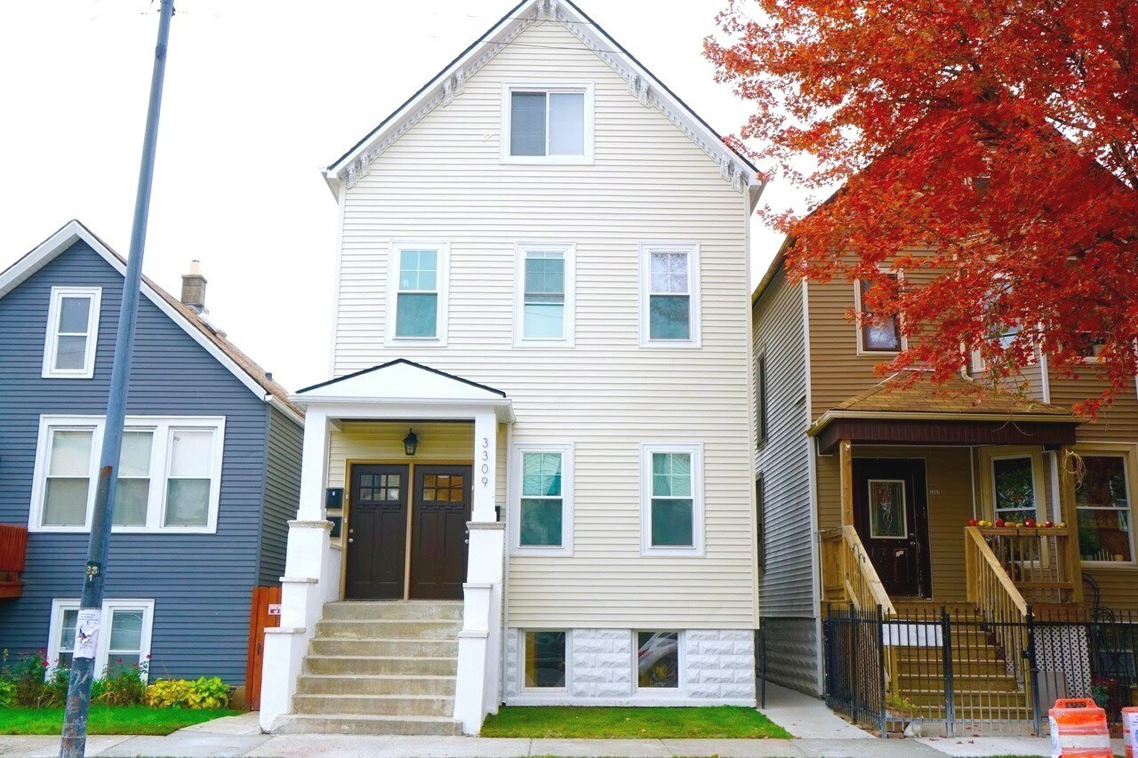 Property Photo:  3309 N Sacramento Avenue  IL 60618 