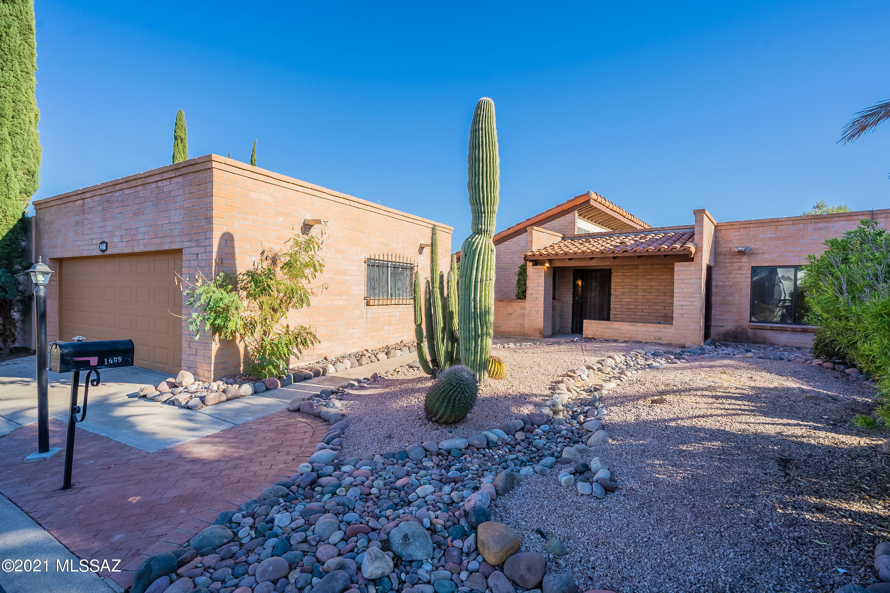 Property Photo:  1609 W Calle Hacienda  AZ 85622 