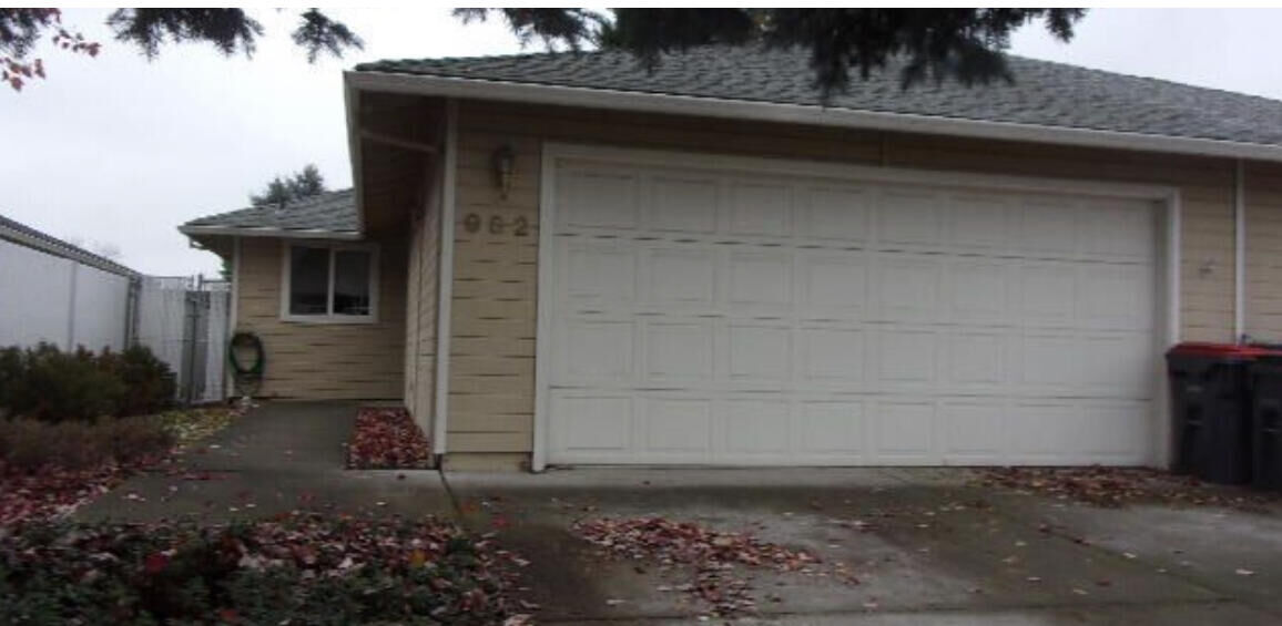 Property Photo:  982 Glengrove Avenue  OR 97502 