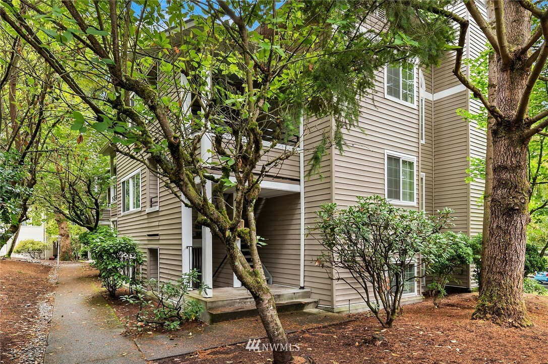 Property Photo:  10009 NE 120th Lane B301  WA 98034 