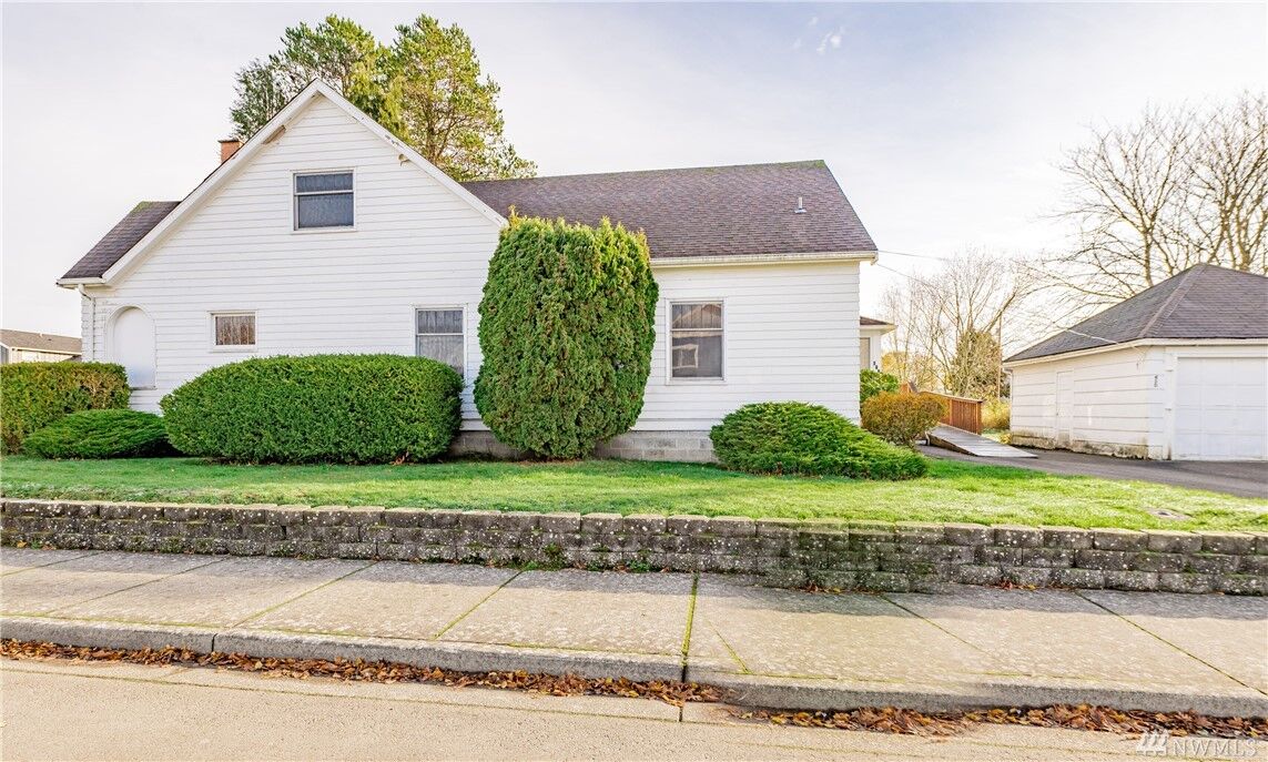 Property Photo:  430 E St  WA 98230 