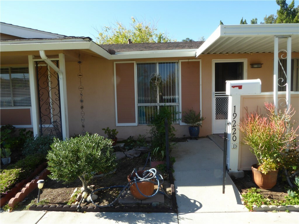 Property Photo:  19220 Avenue Of The Oaks D  CA 91321 