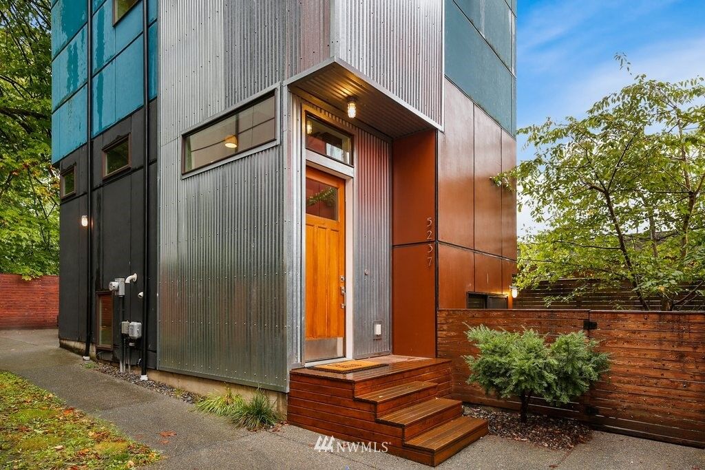 Property Photo:  5237  39th Avenue S  WA 98118 