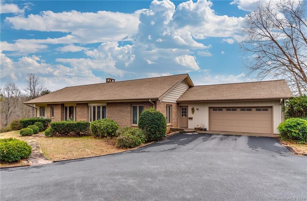 Property Photo: 340 Coachman Lane NC 28782