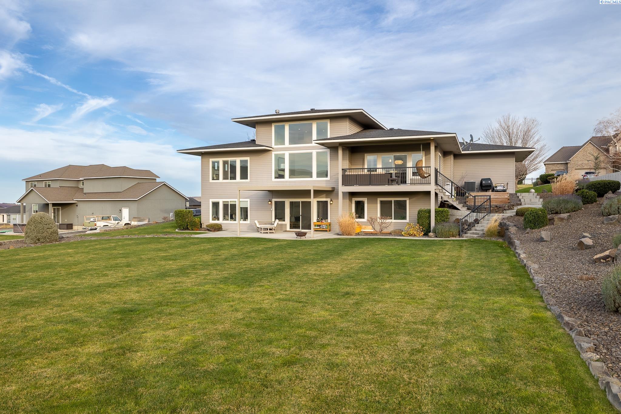 Property Photo: 15210 S Grandview Ln WA 99338-7614
