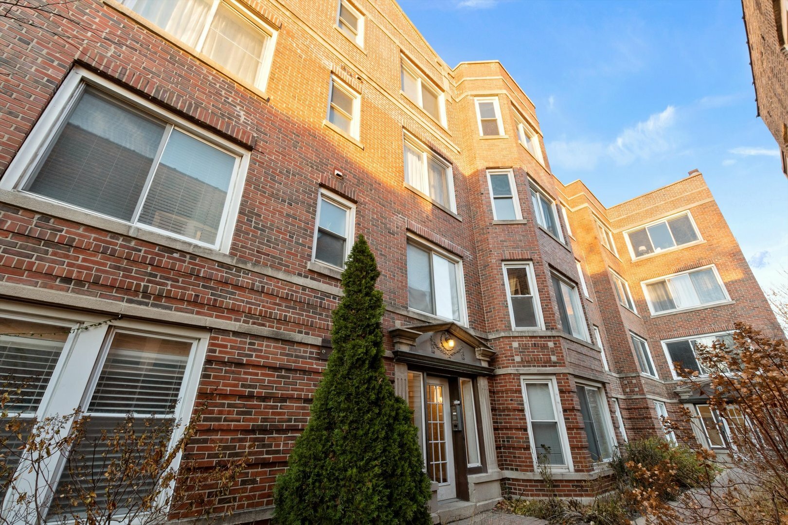 Property Photo: 3037 N Troy Street 2W IL 60618