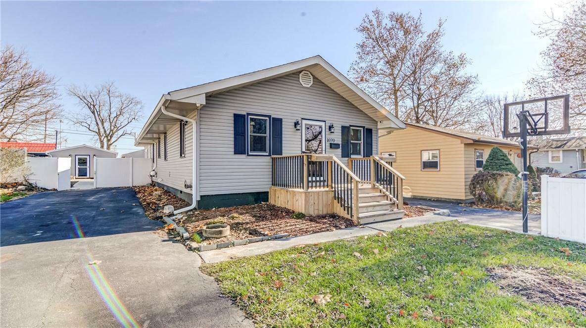 Property Photo:  1070 N Oakdale Avenue  IL 62522 