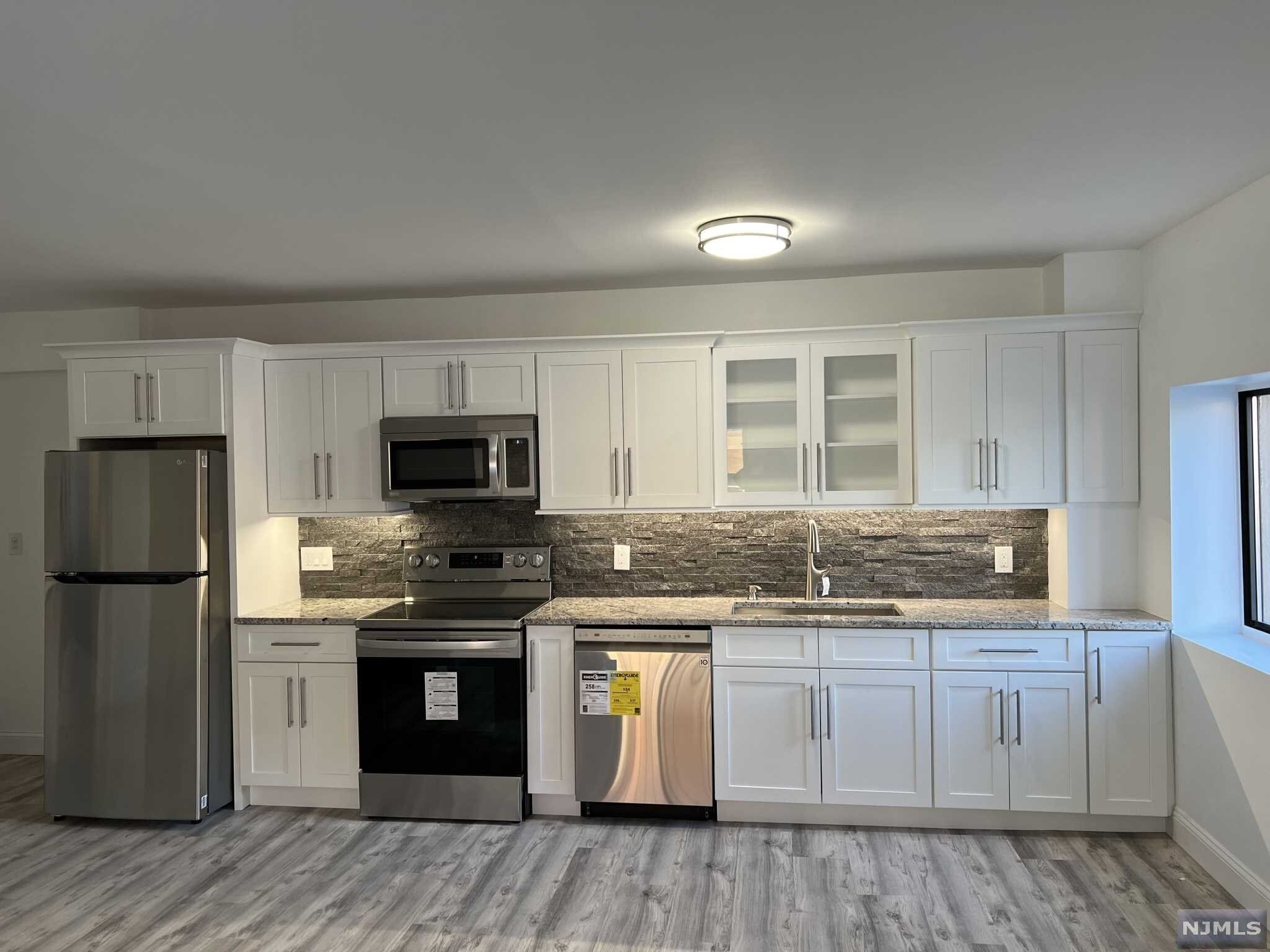 Property Photo:  300 Park Street 1E  NJ 07601 