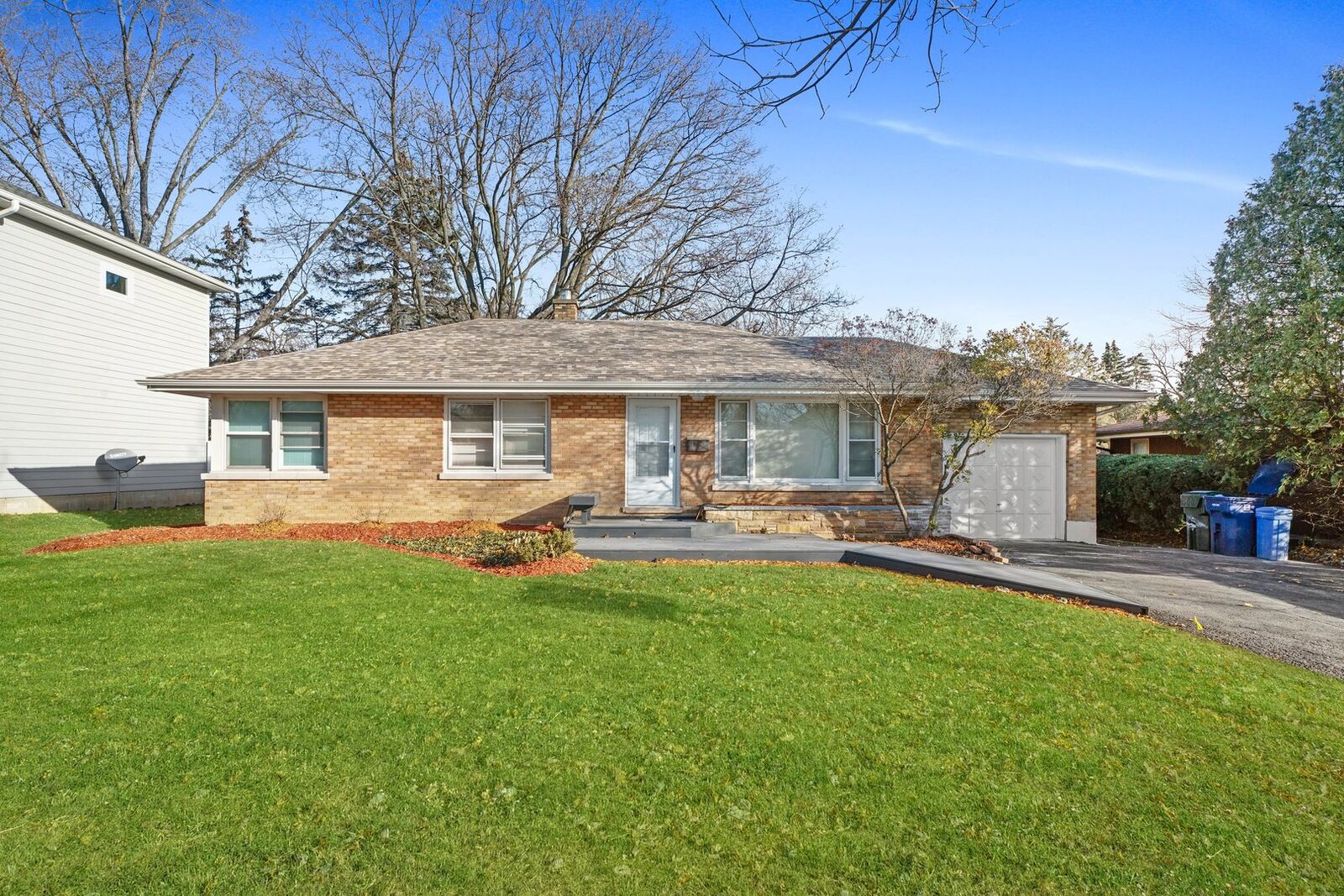 Property Photo: 1422 N Webster Street IL 60563